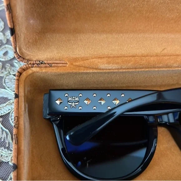 NWOT Ladies MCM Black Sunglasses With Original Case And Cloth - Picture 2 of 11